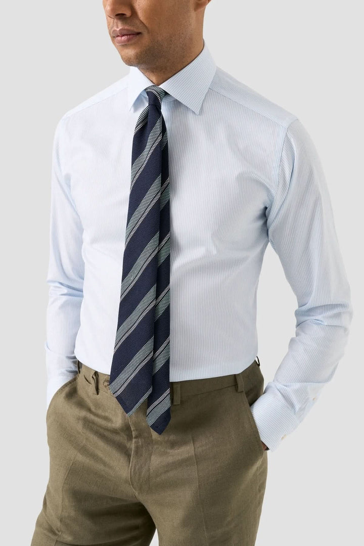 Homme portant une chemise rayée en coton et lyocell avec cravate bleue