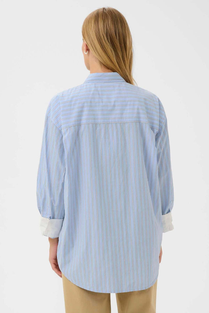 Vue arrière de la Chemise à rayures fines Savanna avec manches retroussées et coupe décontractée.