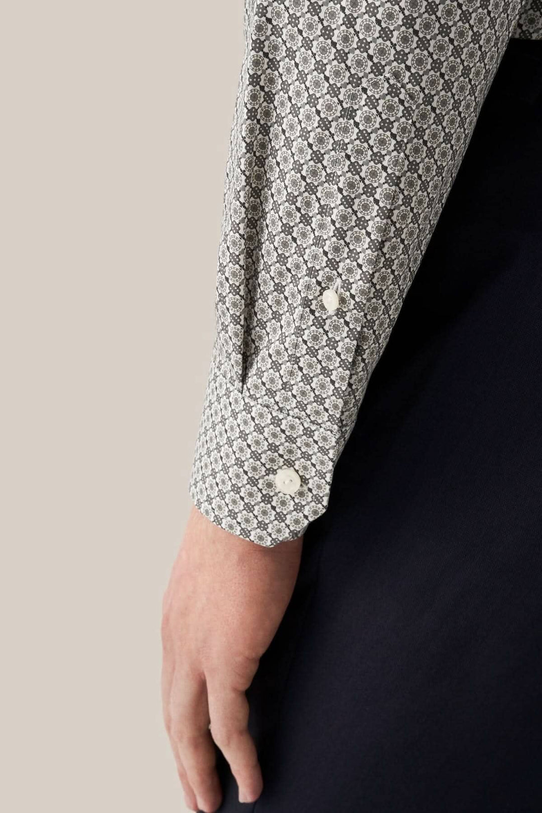 Manche de chemise à imprimé mosaïque casino avec boutons, style moderne et élégant.