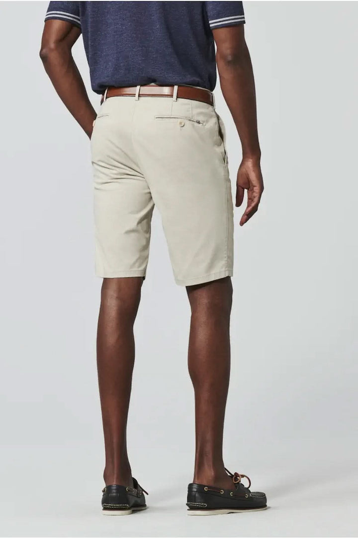 Chino bermuda beige pour homme, coupe droite, résistant et confortable, idéal pour les occasions décontractées et élégantes.