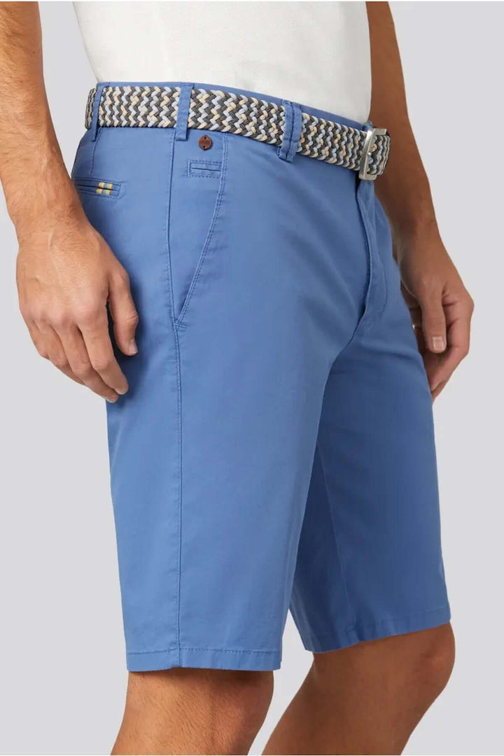 Chino bermuda bleu avec ceinture à motifs, parfait pour l&