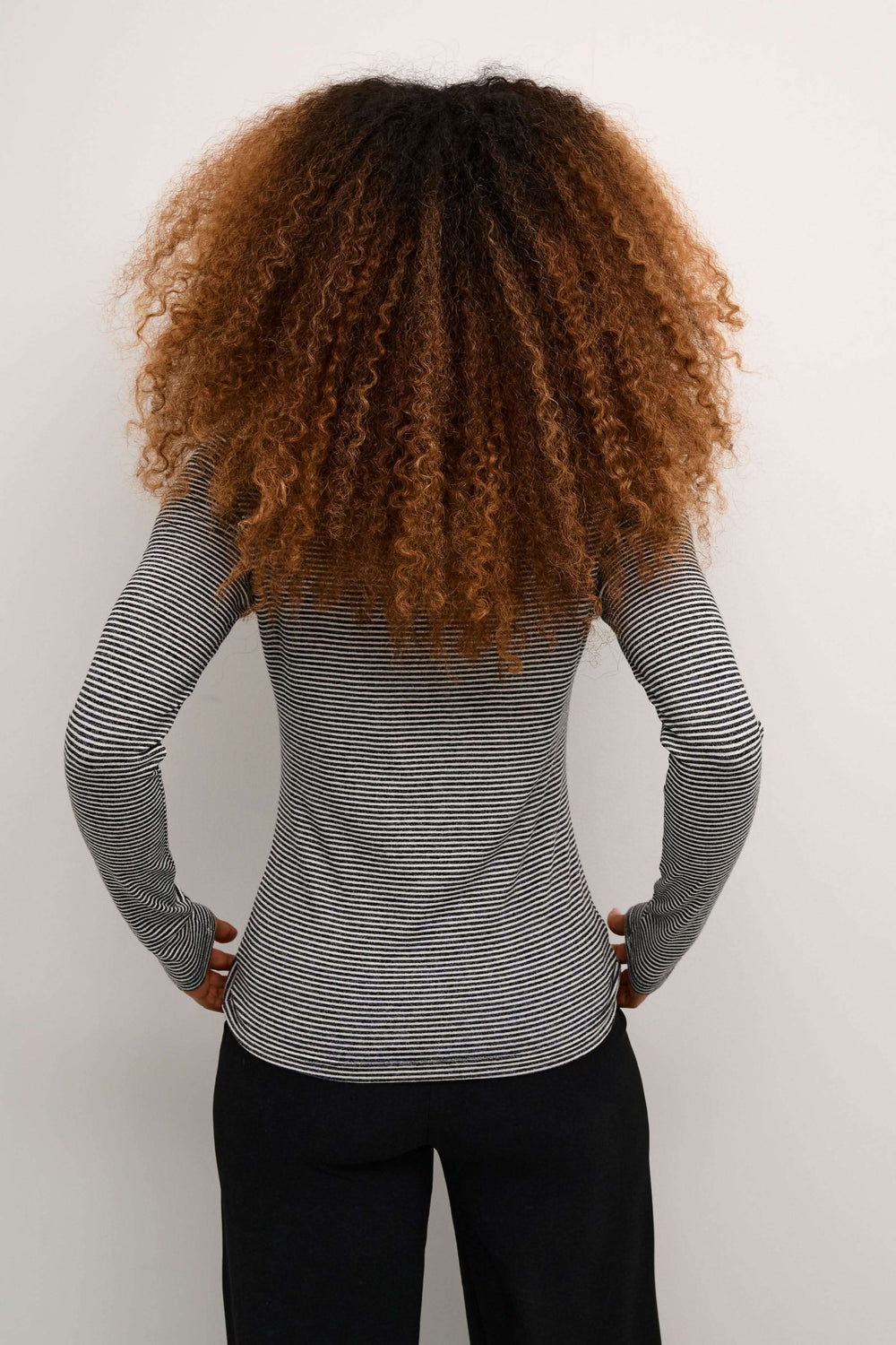 Col roulé rayé à manches longues, vu de dos, pour un look chic et moderne.