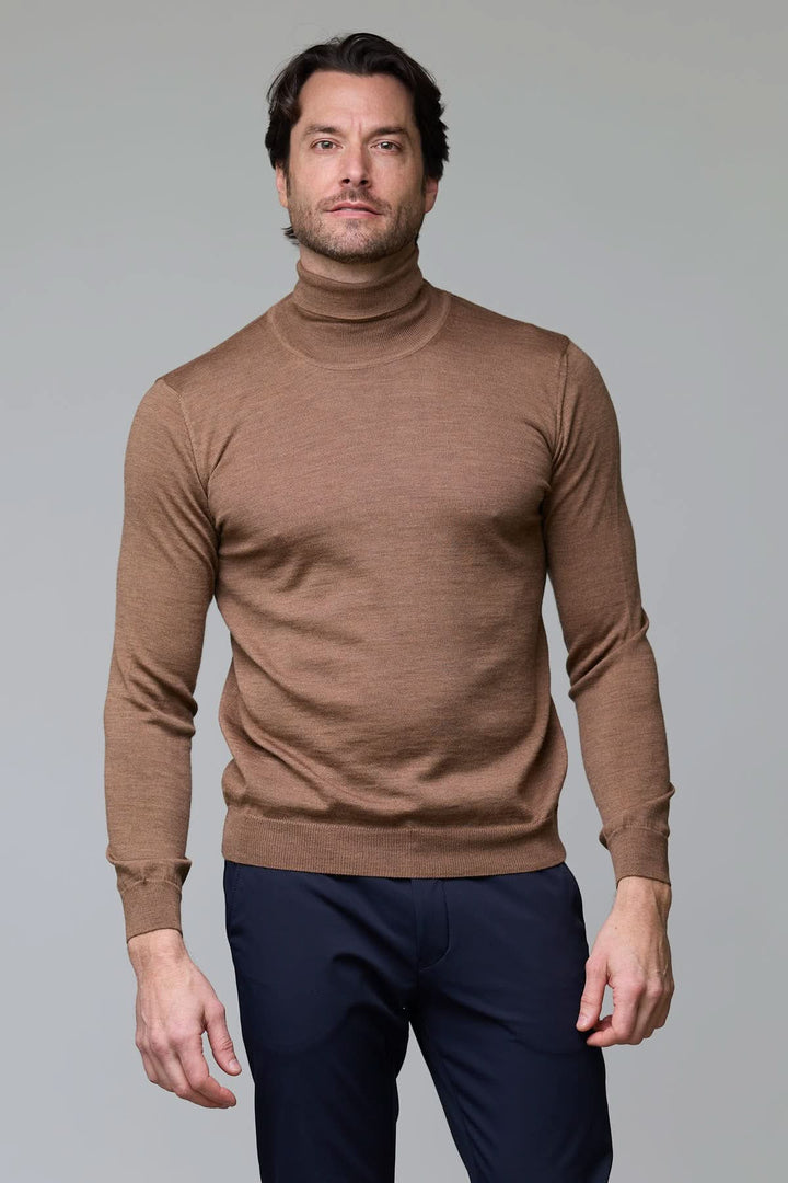 Homme portant un col roulé en laine mérinos marron, coupe ajustée, montrant la douceur et l&