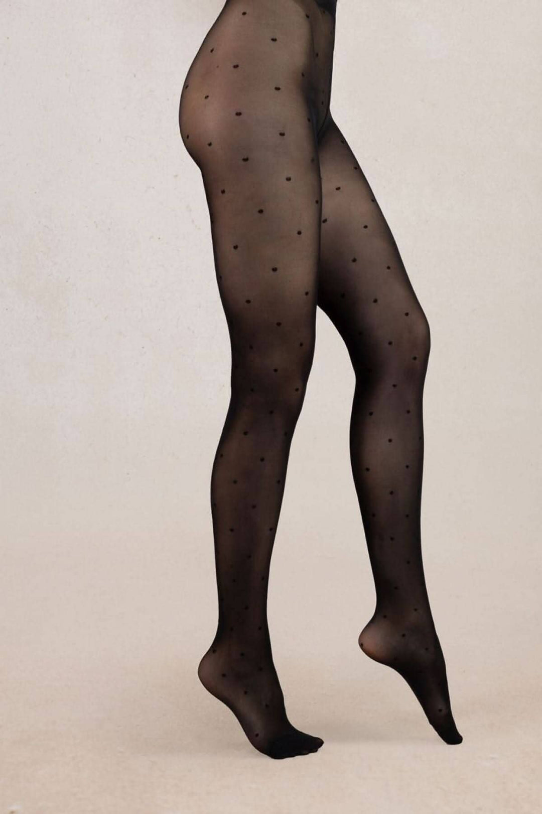 Collant semi-opaque noir à pois, parfait pour ajouter une touche originale à votre tenue.