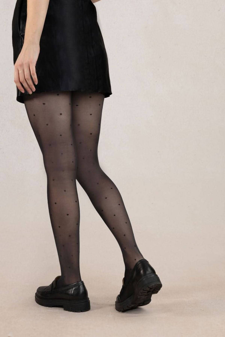 Collant semi-opaque noir à motifs, offrant confort et style pour un look original avec jupe ou robe.