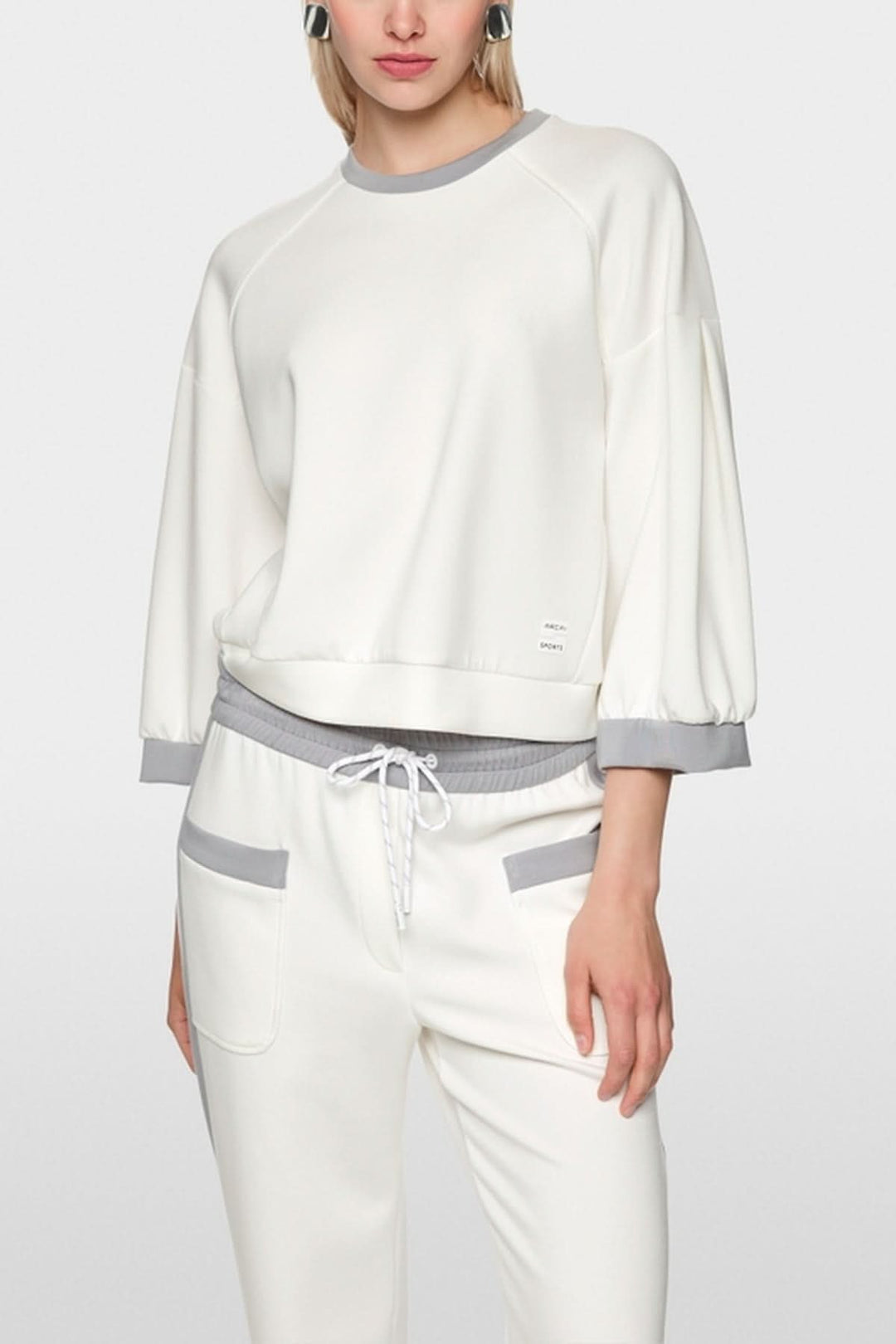 Coton ouaté décontracté avec manches 3/4 bouffantes et coutures contrastées, coupe ample et logo Marc Cain Sports.