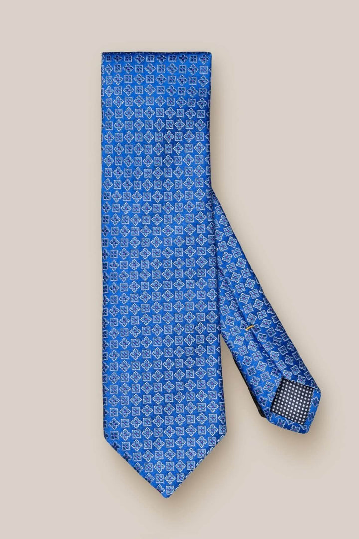 Cravate en soie bleue avec motif géométrique élégant, idéale pour un look formel ou professionnel.
