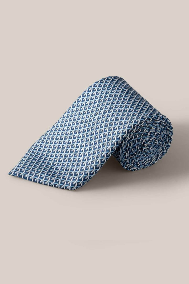 Cravate en soie bleu marine et blanc à motif géométrique, raffinée et contemporaine, ajoutant élégance et sophistication.