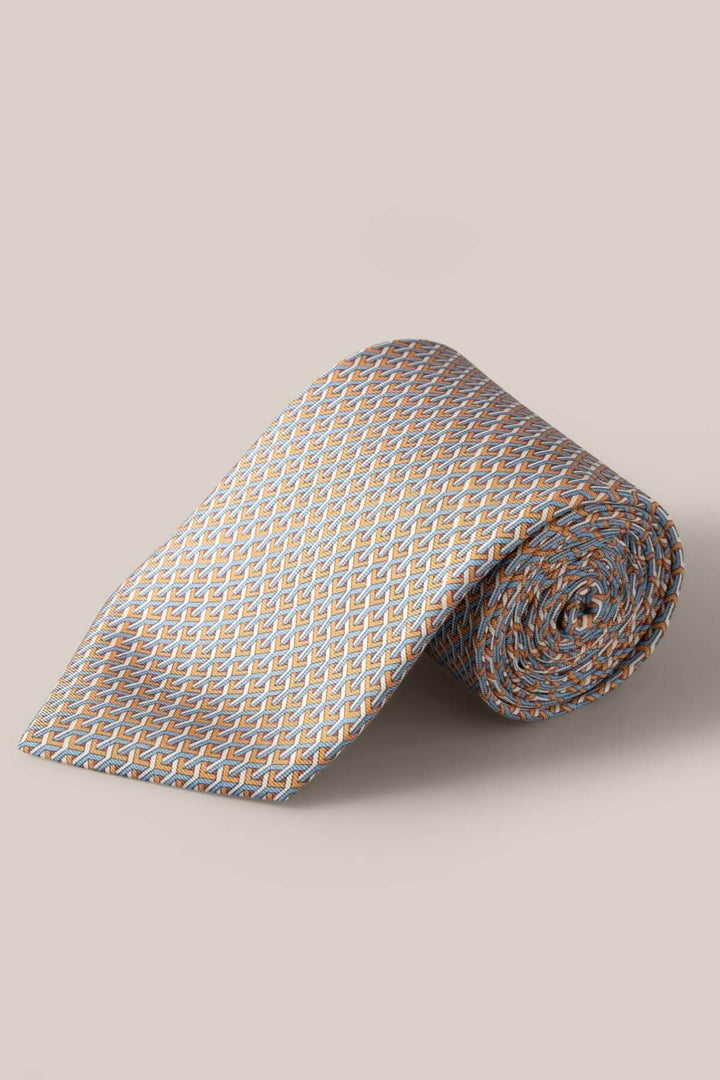 Cravate en soie orange et bleu clair à motif géométrique, élégante et raffinée pour un look formel.