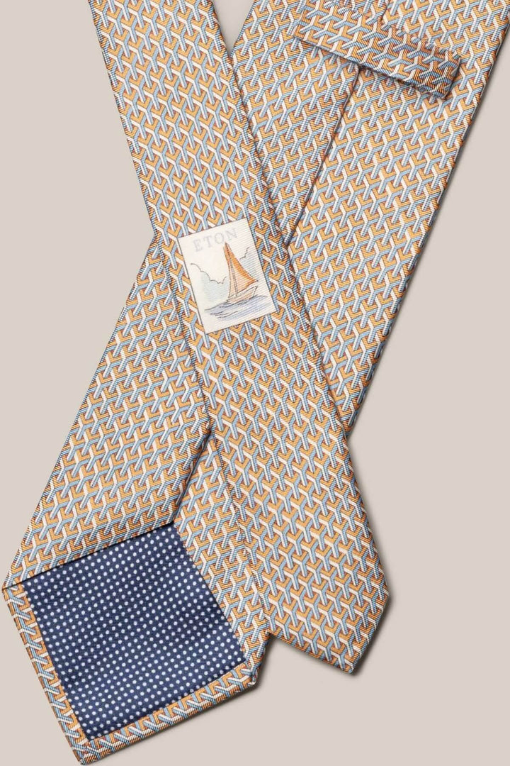 Cravate en soie à motif géométrique orange, bleu clair et blanc avec tissage jacquard élégant.