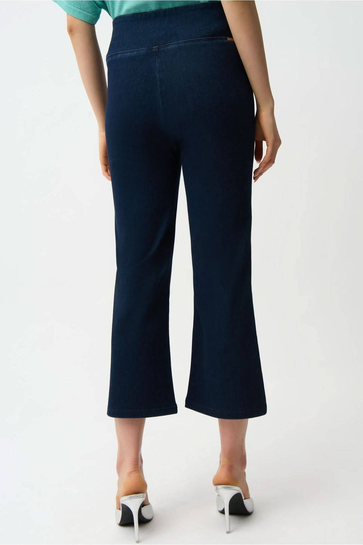 Vue arrière du Denim évasé raccourci à taille haute porté par un mannequin, mettant en valeur une coupe flatteuse et moderne.