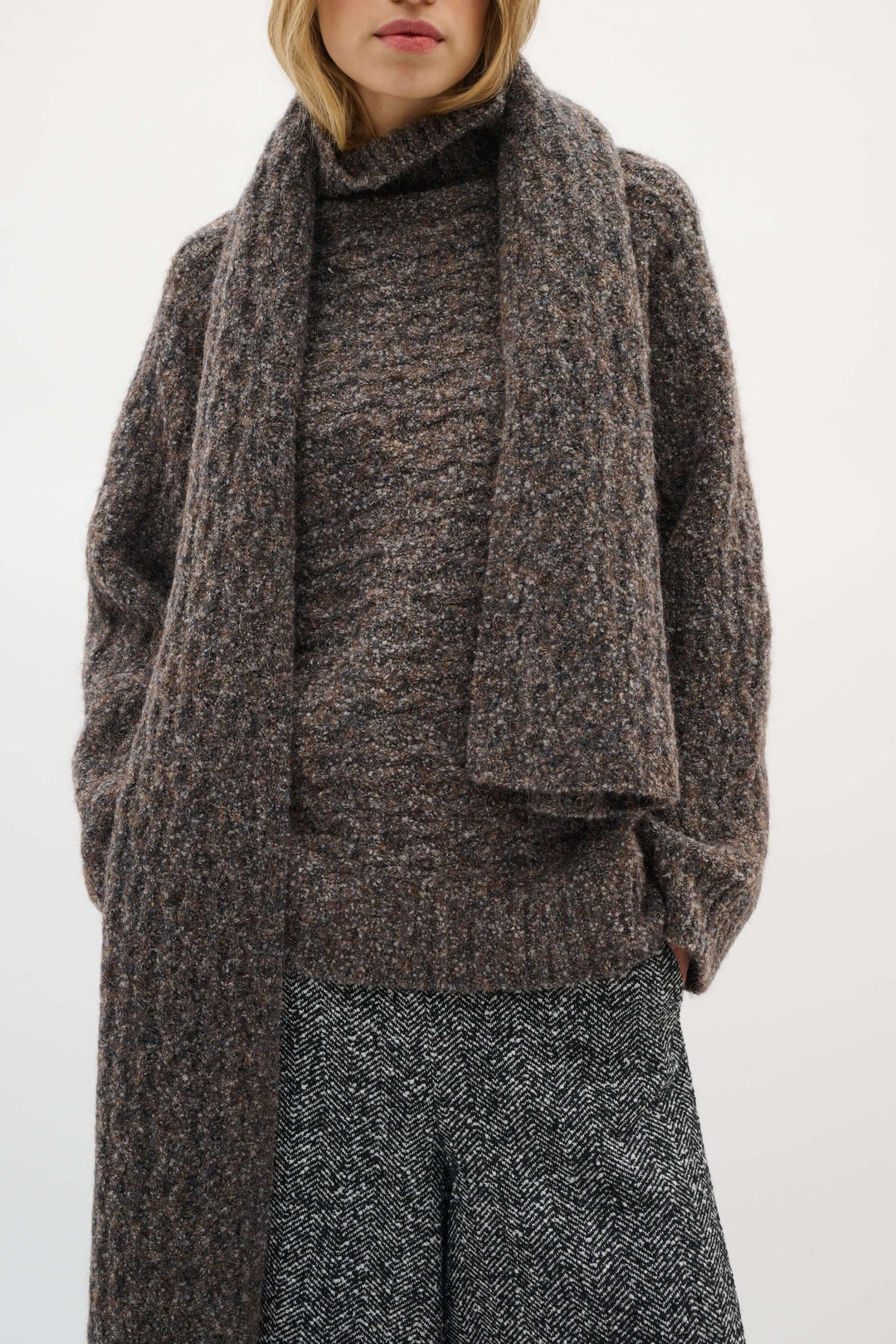 Foulard Graia en maille texturée, long et épais, porté sur un chandail pour un style élégant et moderne, parfait pour la saison froide.