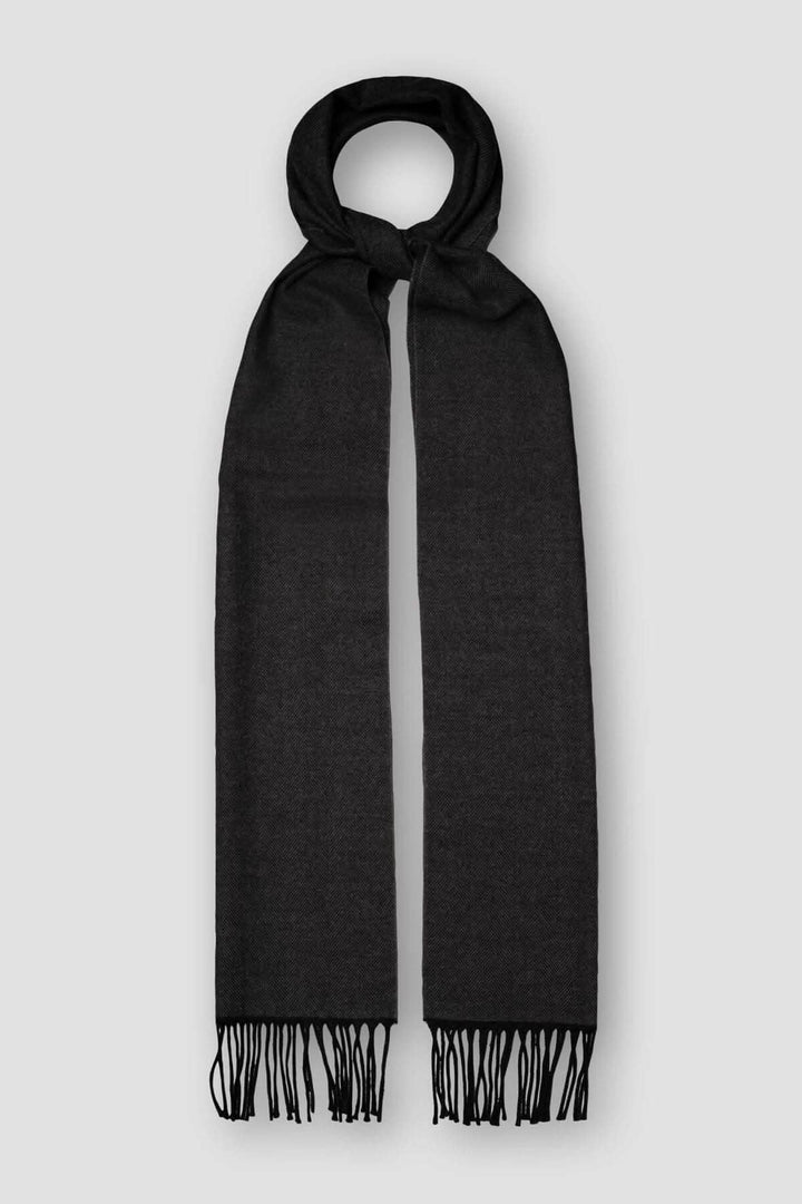 Foulard en laine noir à chevrons avec franges, élégance classique et confort subtilement texturé.