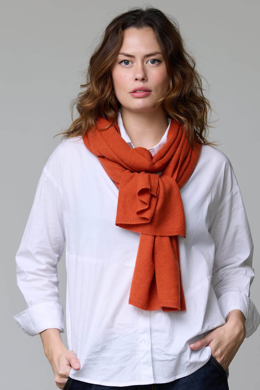 Femme portant un foulard en laine orange, parfait pour l&