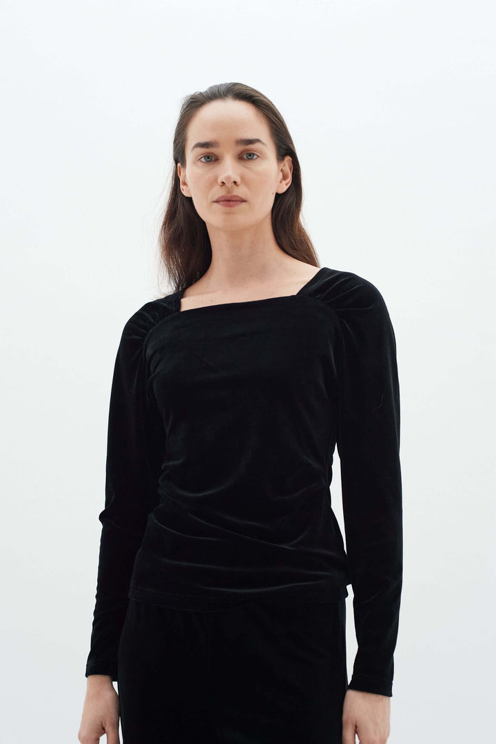 Haut Brynn en velours noir avec col carré et épaules froncées, élégant et confortable.