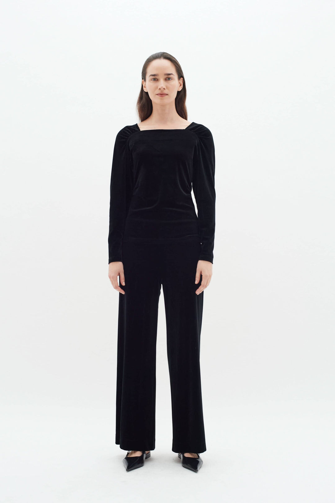 Haut en velours noir avec col carré et épaules froncées, parfait pour des occasions habillées.
