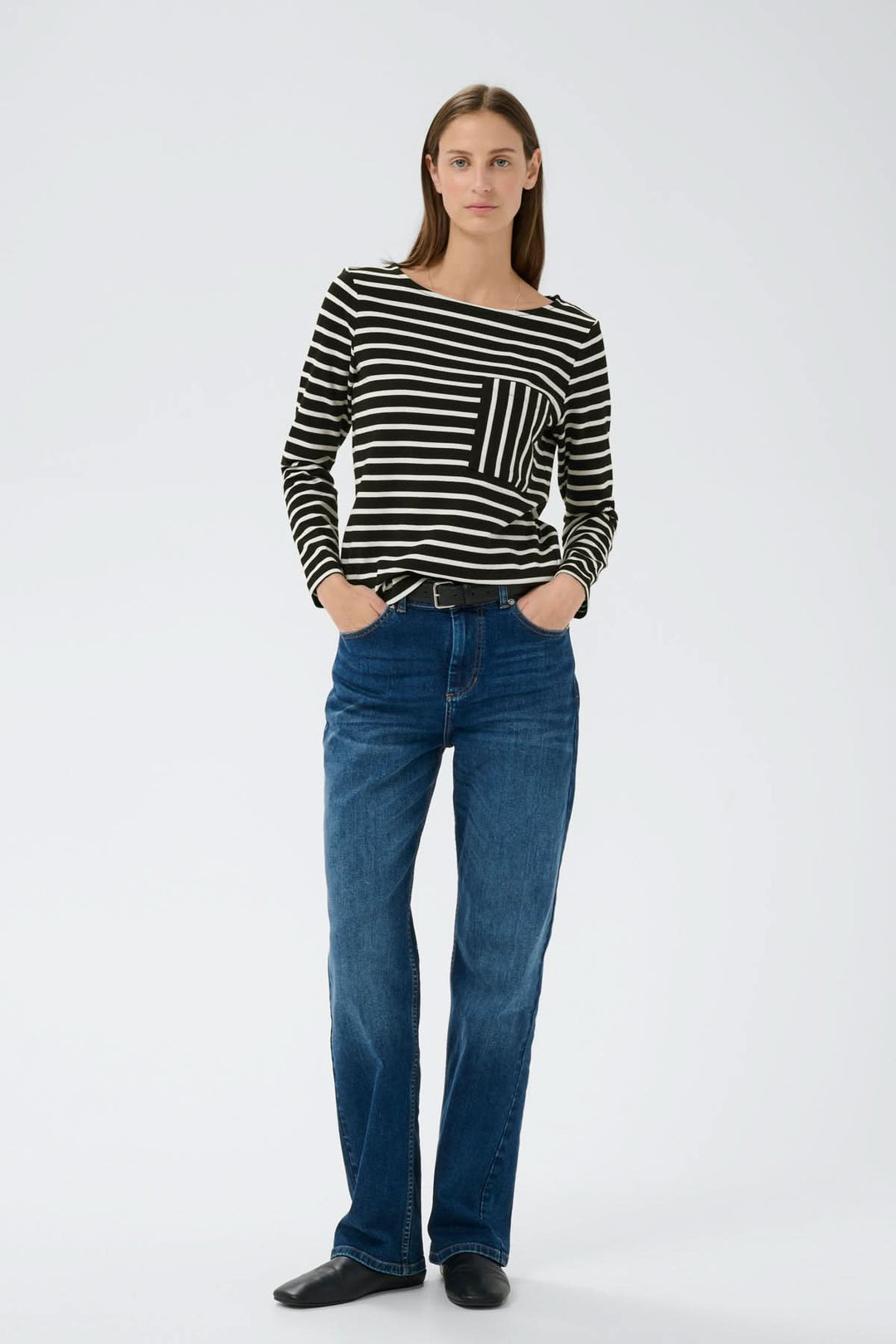 Femme portant le Haut à rayures contrastées Della avec manches longues, poche poitrine, et jeans pour un style décontracté.