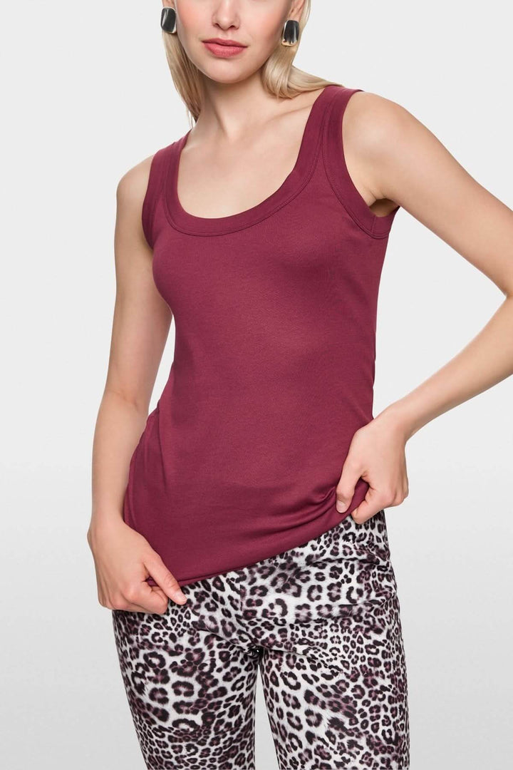 Haut sans manches en coton côtelé, design minimaliste et confortable, femme portant un top ajusté avec finitions contrastées.