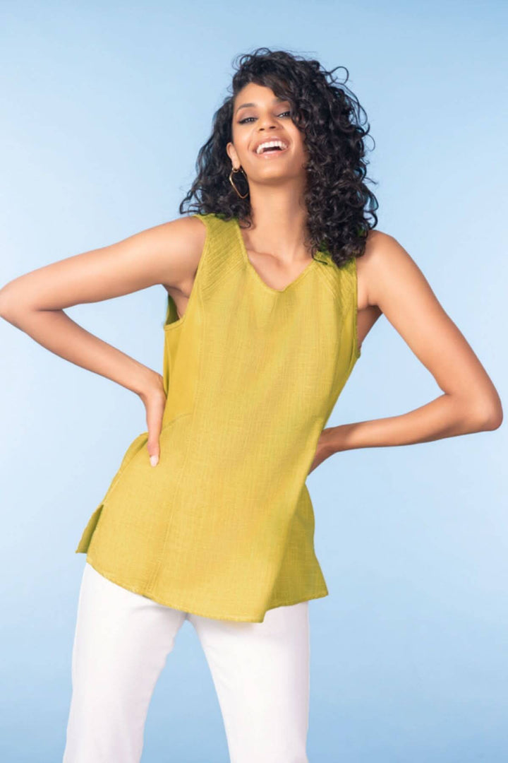 Haut sans manches encolure ronde jaune porté par femme, style décontracté et épuré, idéal pour tenue polyvalente au quotidien. Décris moi le produit.