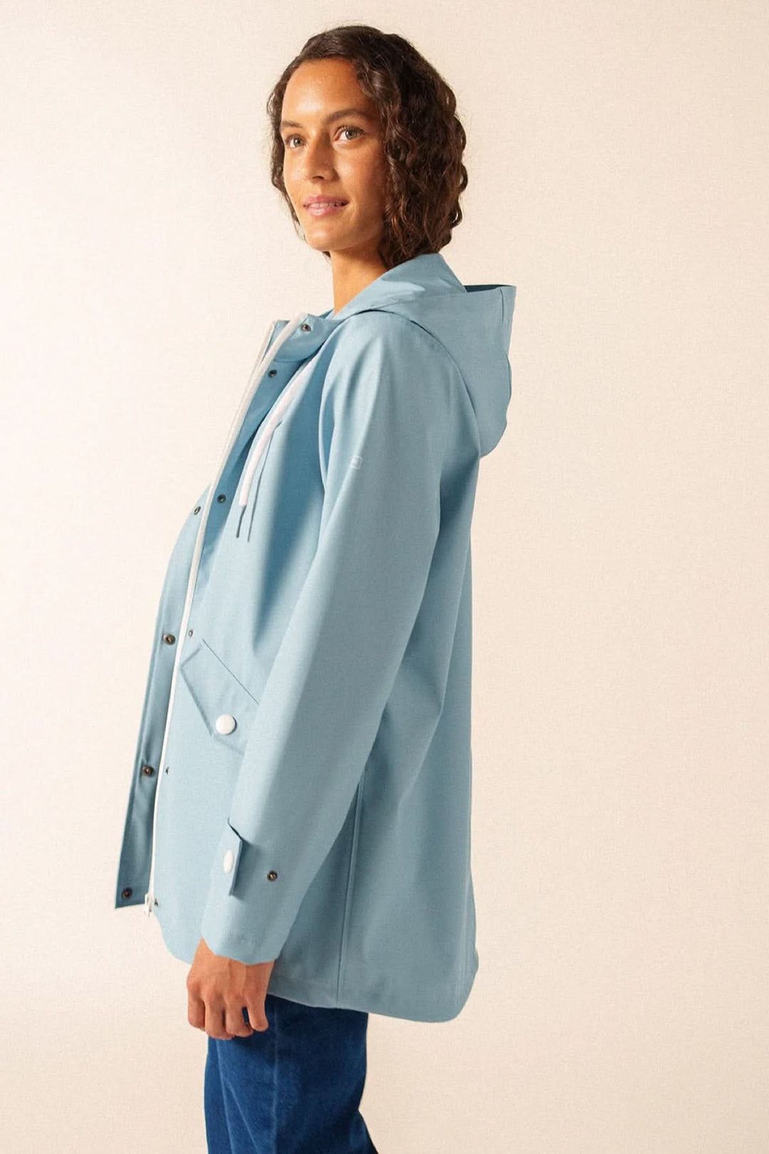 Imperméable STE GAIA, parka bleue waterproof en polyuréthane avec coutures soudées, doublure en mesh, vue de profil.