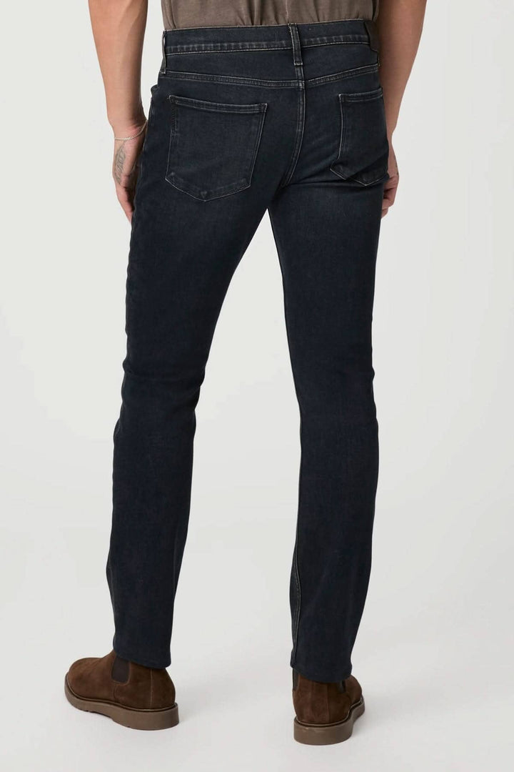 Jean Lennox, jean slim ajusté au dos, délavage foncé et look vintage, offrant confort et style.