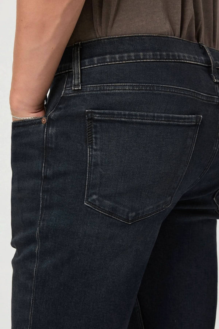 Vue arrière des jeans Lennox à délavage foncé, mettant en avant leur coupe slim et leur confort élégant.