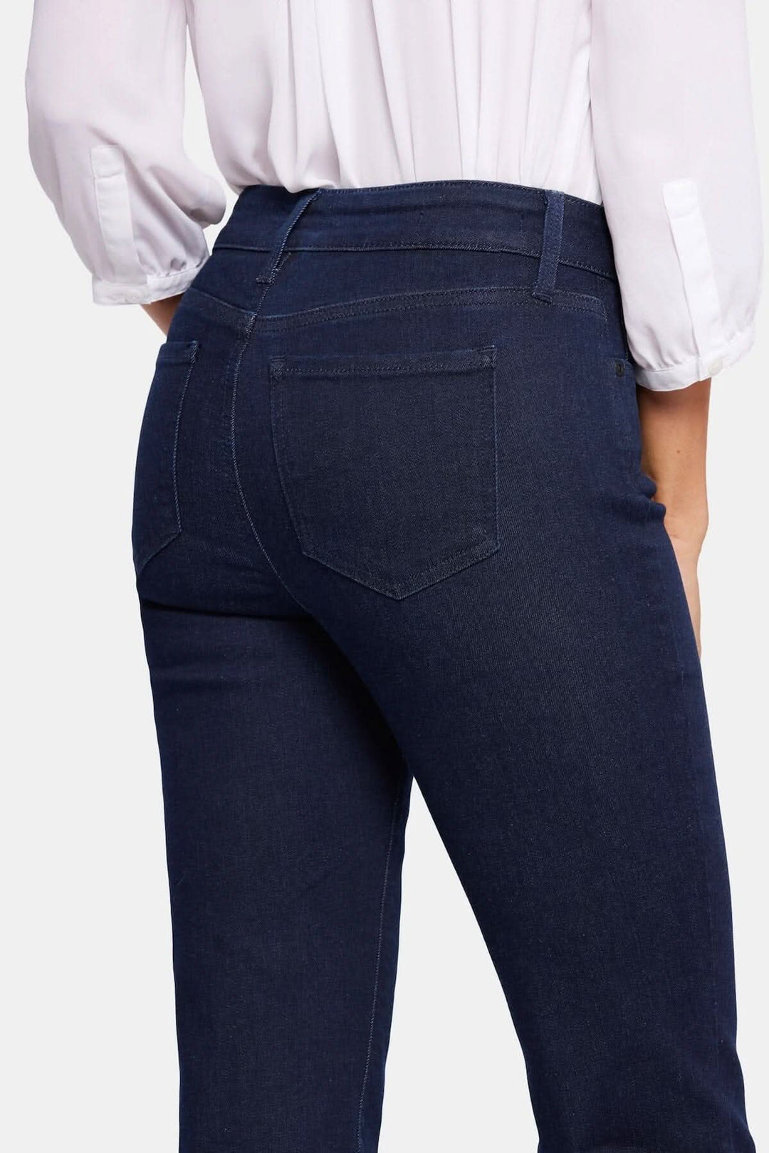 Vue arrière du jean droit Marilyn, taille flatteuse, finition classique avec poches et braguette zippée.