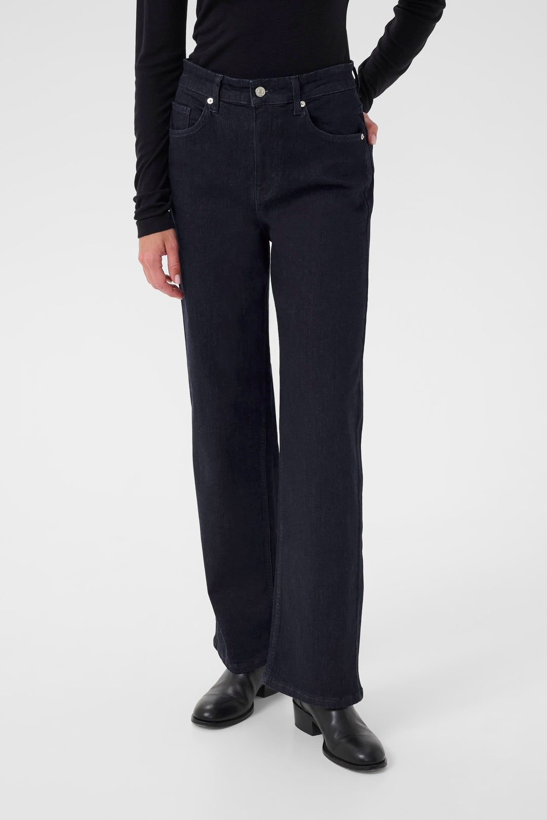 Jean Simona, jean à jambe droite légèrement ample, taille mi-haute, idéal pour un look soigné ou décontracté.