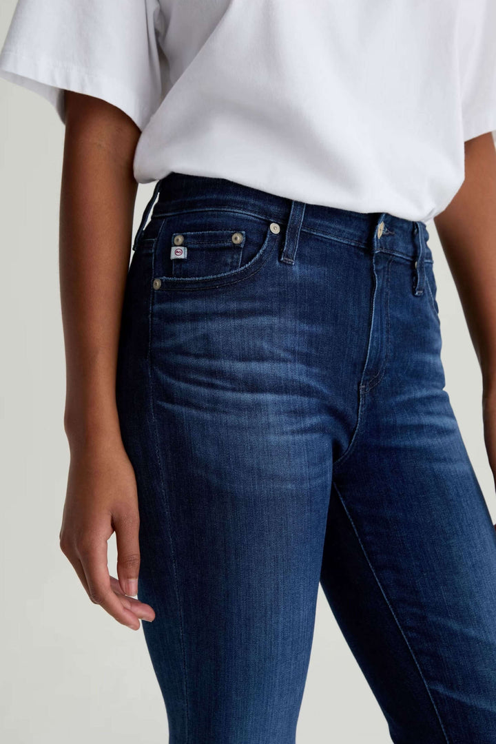 Jean ajusté à taille mi-haute en denim extensible bleu pour un style décontracté-chic, idéal avec talons ou baskets.