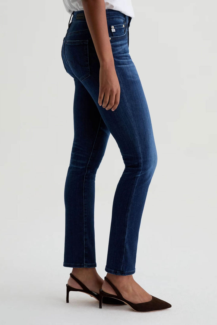 Jean ajusté à taille mi-haute bleu porté, coupe flatteuse et confortable en denim extensible, idéal pour un look décontracté-chic.