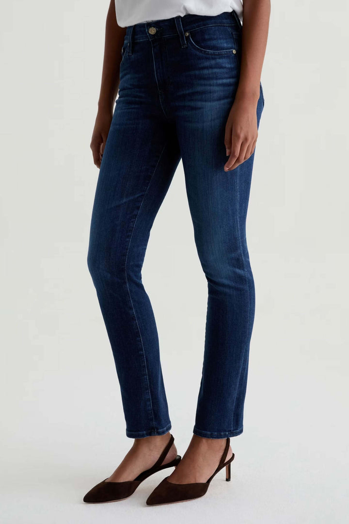 Jean ajusté à taille mi-haute en denim extensible, porté avec élégance pour un style décontracté-chic.