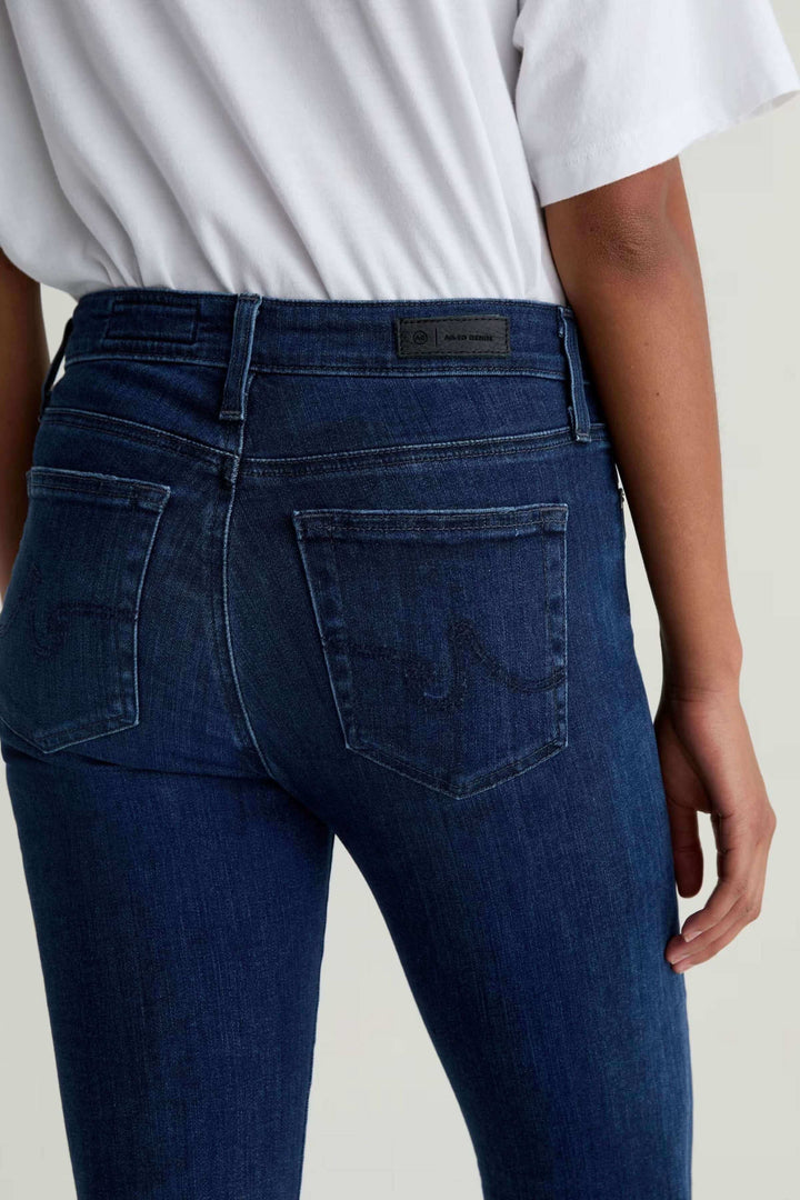 Jean ajusté à taille mi-haute en denim extensible, vue arrière, porté avec un t-shirt blanc.