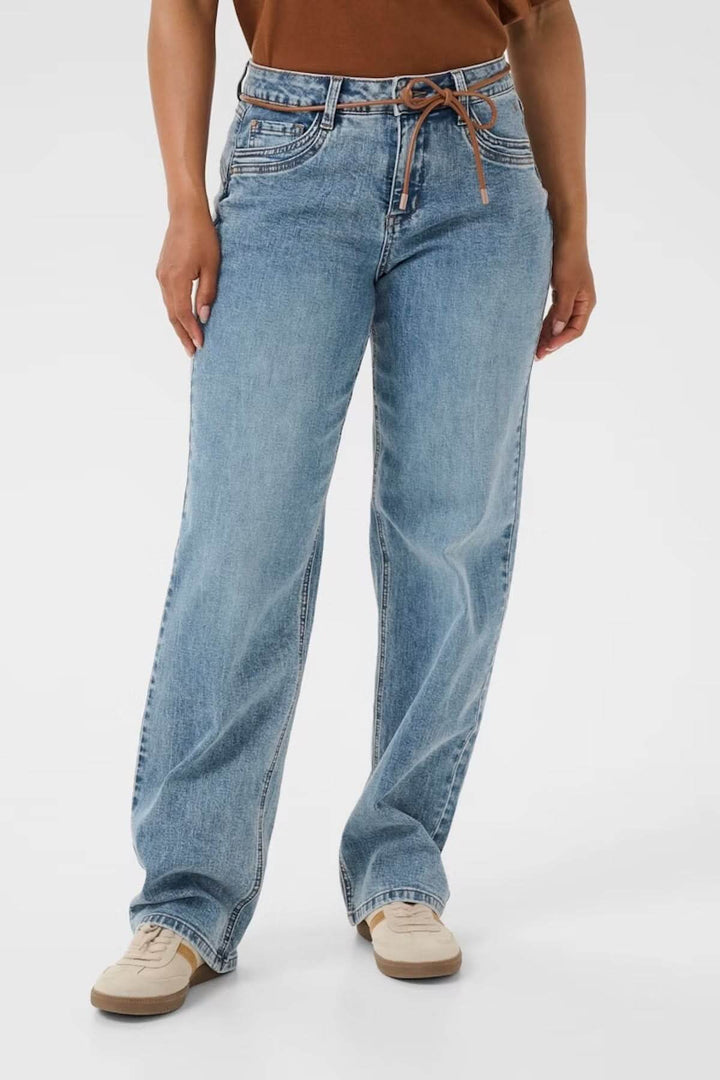 Jean à coupe droite intemporel avec finition délavée, taille régulière et ceinture ajustable, idéal pour un look urbain moderne.