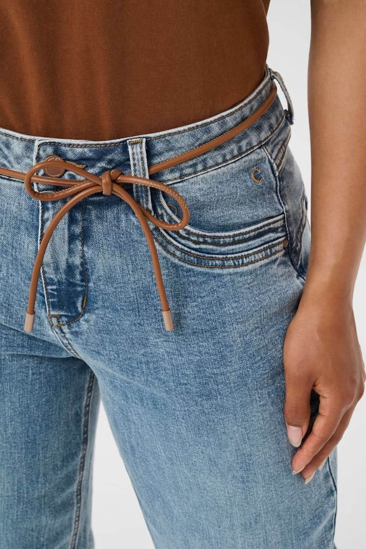 Jean à coupe droite décontractée avec ceinture ajustable, de couleur légèrement délavée, porté avec un haut marron.