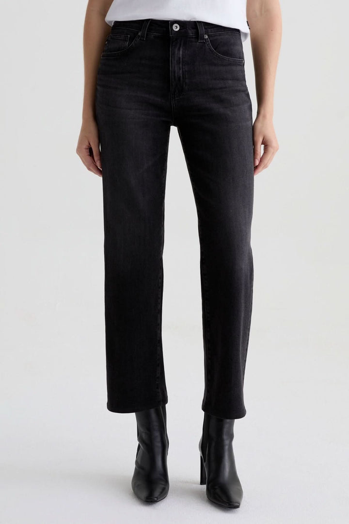 Jean à coupe droite noir délavé, taille mi-haute, féminin, modèle versatile pour un look chic et décontracté.