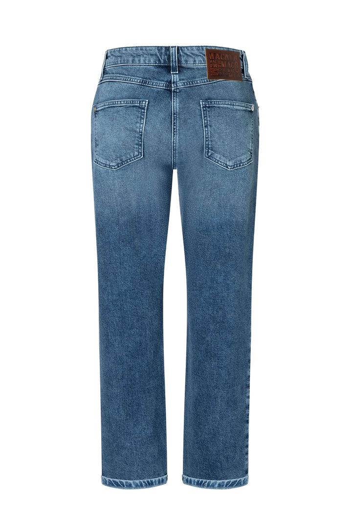Jean droit avec coupe intemporelle, délavage subtil et cinq poches, idéal pour une garde-robe moderne et polyvalente.