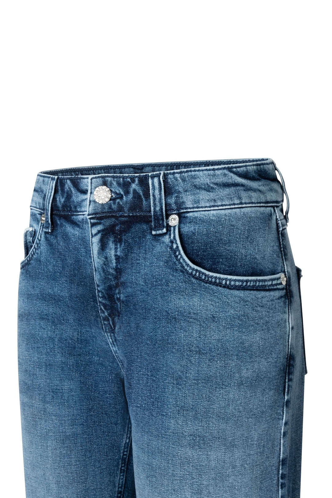 Jean droit avec délavage subtil, coupe droite classique et cinq poches pour un style moderne et confortable. Taille régulière.