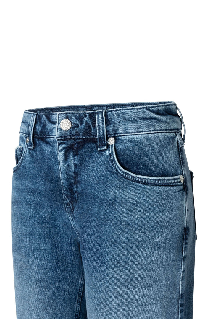 Jean droit avec délavage subtil, coupe droite classique et cinq poches pour un style moderne et confortable. Taille régulière.