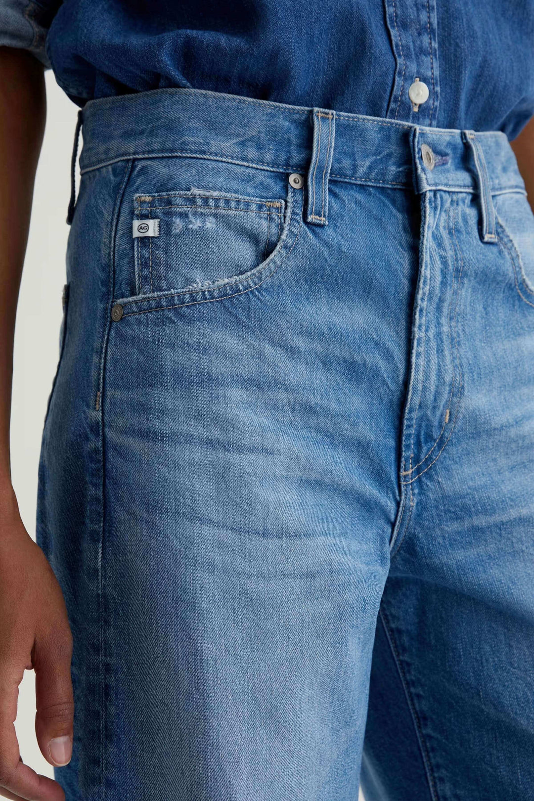 Jean droit à jambe large en denim bleu avec taille haute, parfait pour un style moderne et décontracté. Décris moi le produit en français.