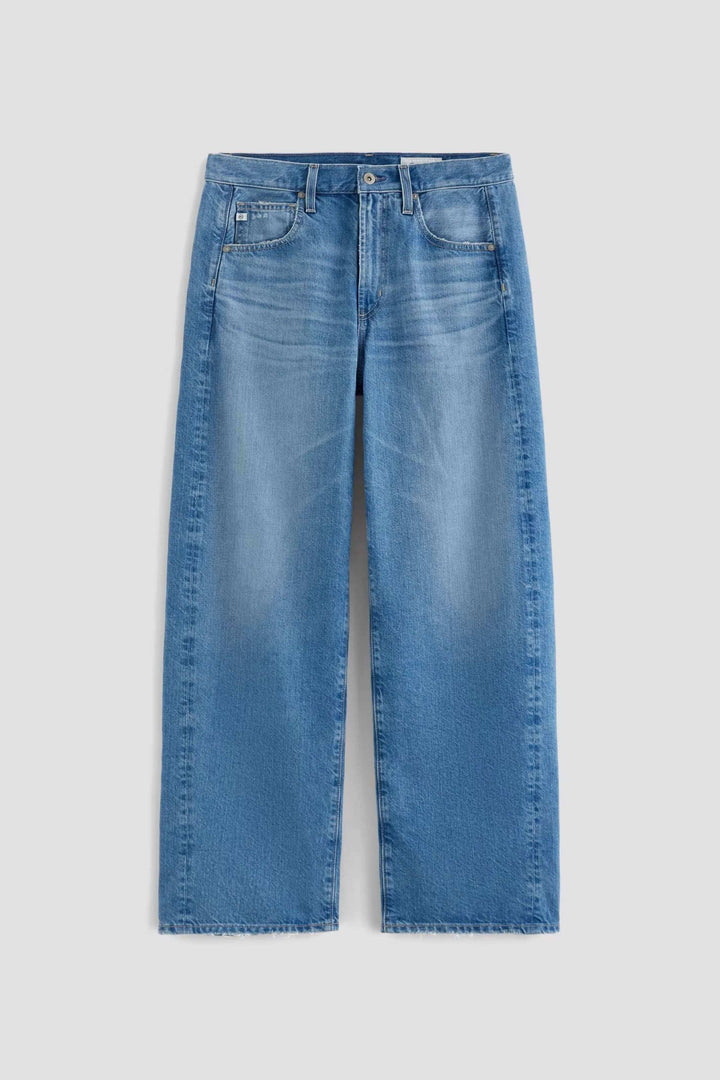 Jean droit à jambe large en denim bleu avec taille haute et coupe moderne, parfait pour un style décontracté et minimaliste.