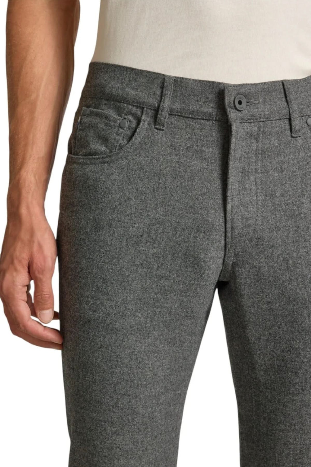 Jean en flanelle à coupe ajustée, gris, homme portant un jean raffiné en flanelle douce avec coupe ajustée, style chic décontracté.