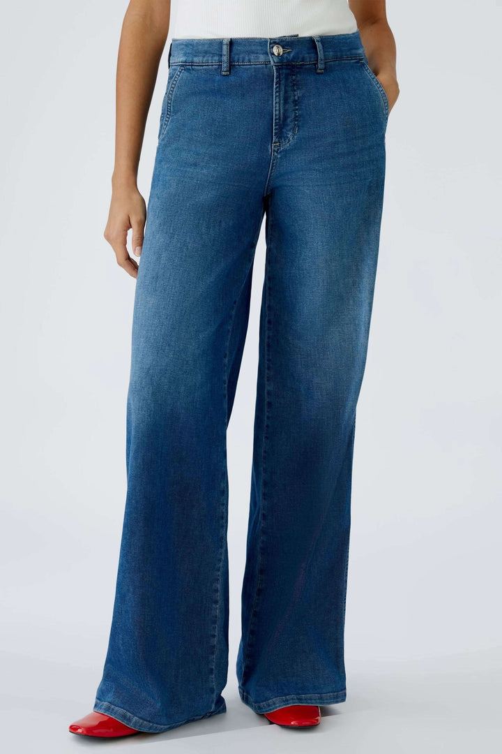 Jean à jambe large en denim doux, coupe évasée et taille mi-haute, offrant confort et style décontracté.