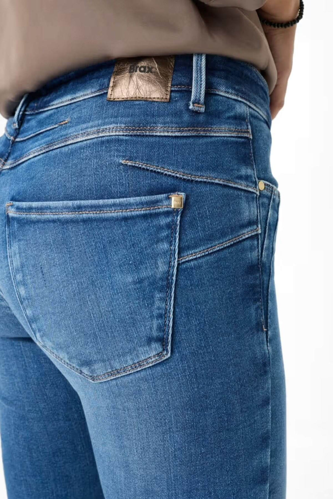 Jean skinny de style Ana en denim bleu clair légèrement délavé, coupe ajustée, taille mi-haute pour un look chic et confortable.