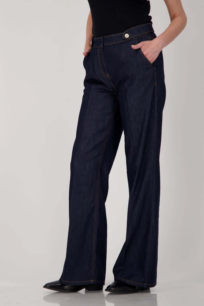 Jean taille haute en denim brut avec coupe droite et ample, longueur cheville, détails élégants et décontractés, parfait pour un look moderne.