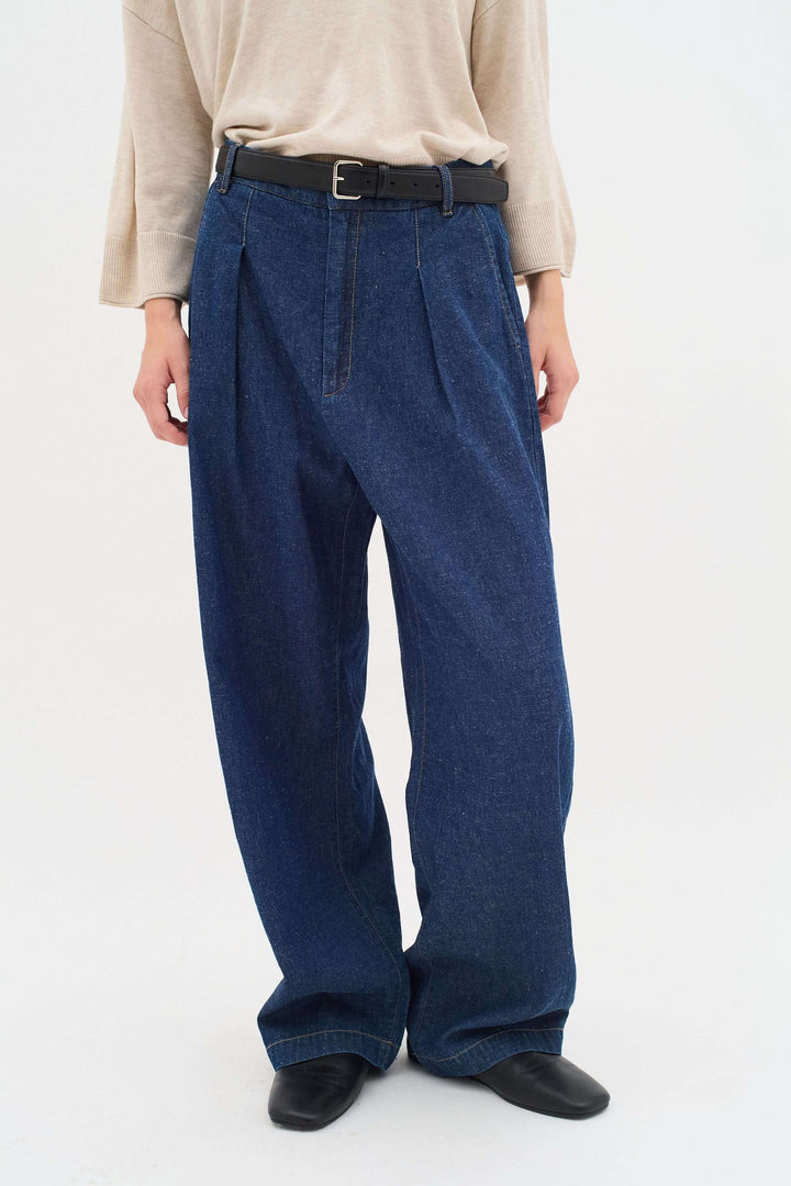 Jeans Jaya, jean ample et long avec deux poches, idéal pour un look décontracté et moderne.