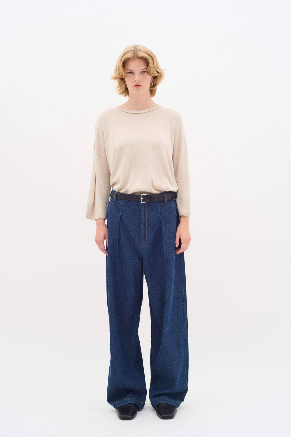 Femme portant des jeans Jaya, coupe ample et longueur extra longue, associés à un haut beige pour un style urbain.