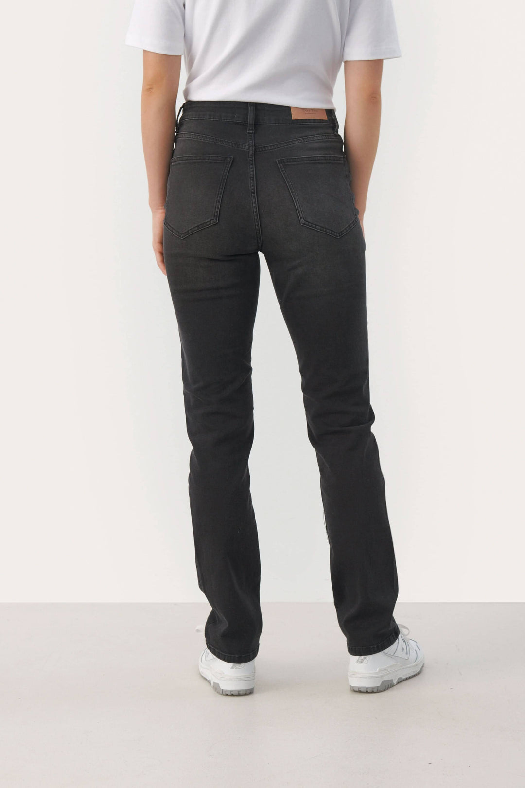 Jeans Ranas à coupe ajustée, design épuré, modèle 5 poches, vue arrière, style moderne.