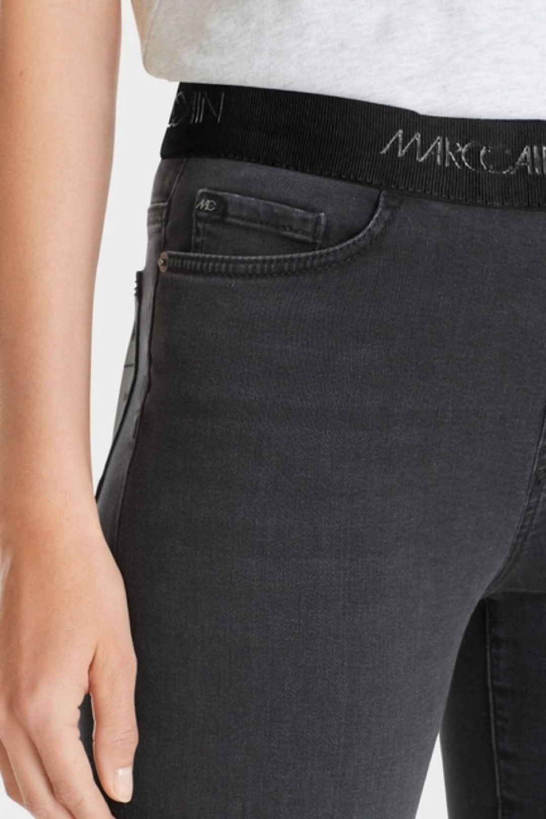 Jeans SIENA en coton bio avec ceinture élastique, couleur anthracite et coupe slim.