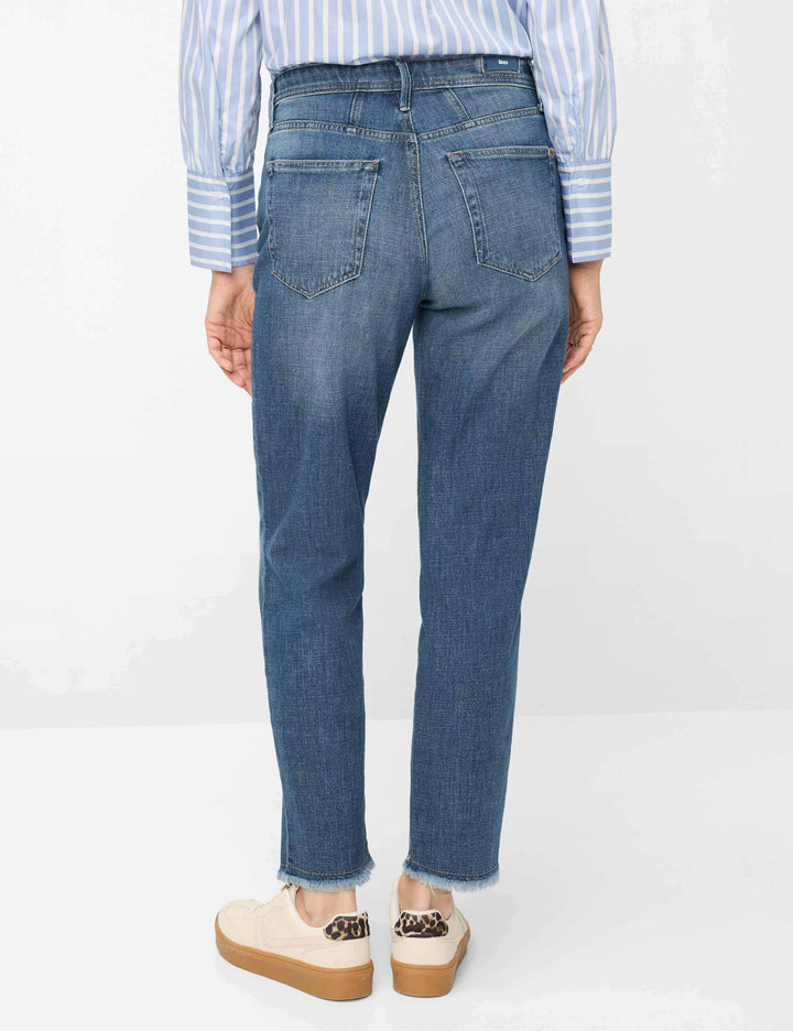 Jeans droit avec bas éffiloché MILEY porté, vue de dos sur mannequin, denim souple et extensible de la marque Brax.
