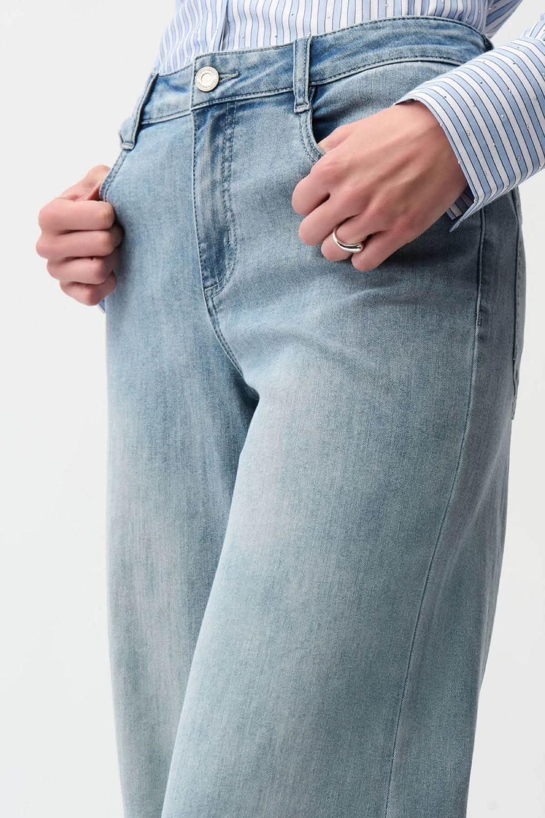 Jeans à jambe large taille haute en denim bleu clair pour un style décontracté et soigné.
